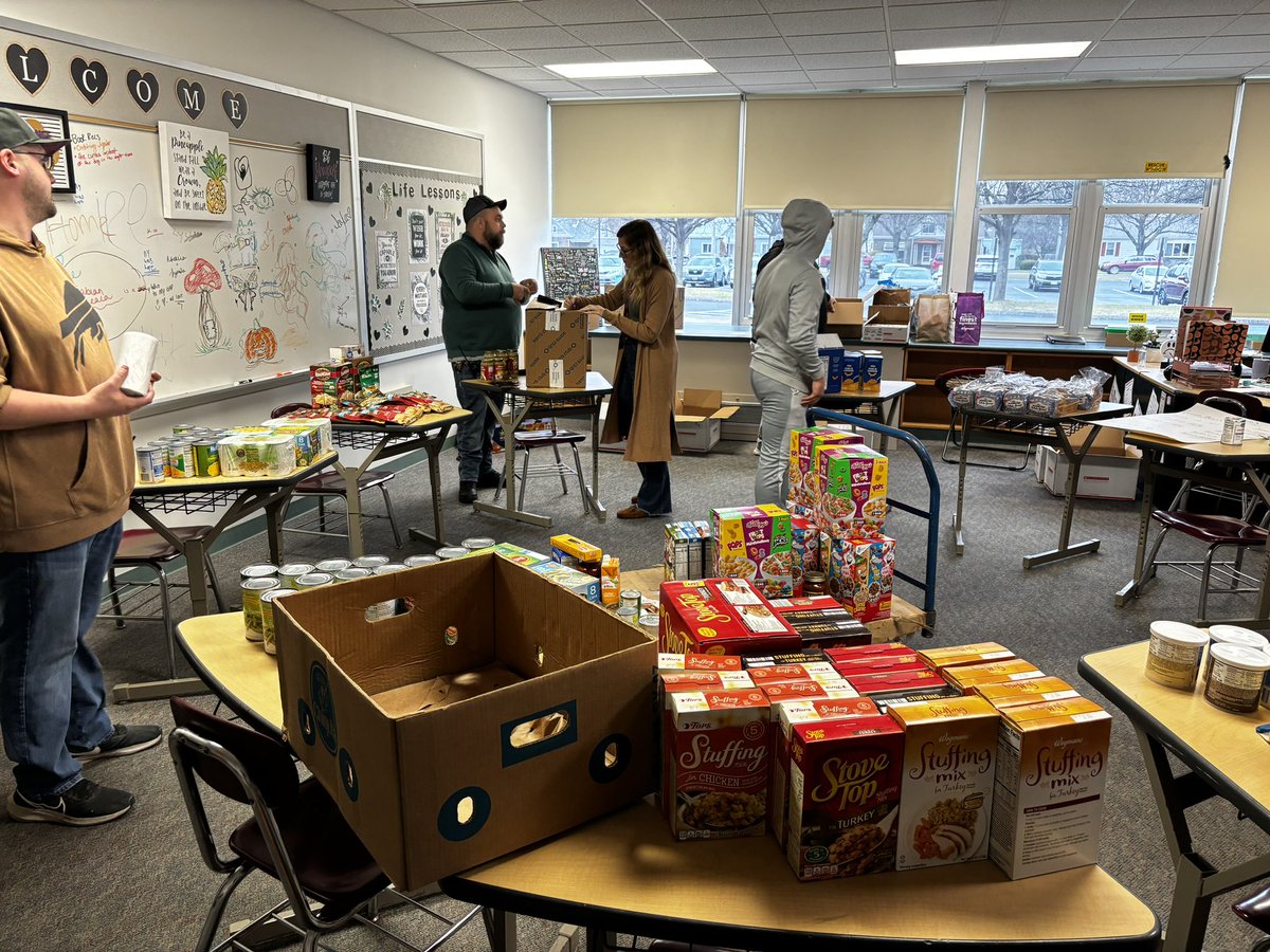 Elmira_Baseball's tweet photo. Everyone who joined in brought canned items and other goods to support those families. We're so thankful to make a difference in our community. Happy Thanksgiving from the Express Baseball Family! 🚂🦃 (2/2)  #GivingBack @BennyRhode22 @CavalierBobby @Brady_morrell05 https://t.co/YPMOmNu1fm