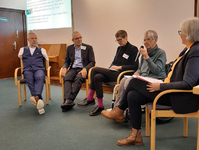 21.11.2023: Bei der Abschlussdiskussion des 4. EKD-Fachforums "Inklusive Kirche gestalten" wies die DBR-Sprecherratsvorsitzende Prof. Dr. Sigrid Arnade auf die besondere Benachteiligung behinderter Frauen auf dem Arbeitsmarkt und das damit verbundene Armutsrisiko hin.