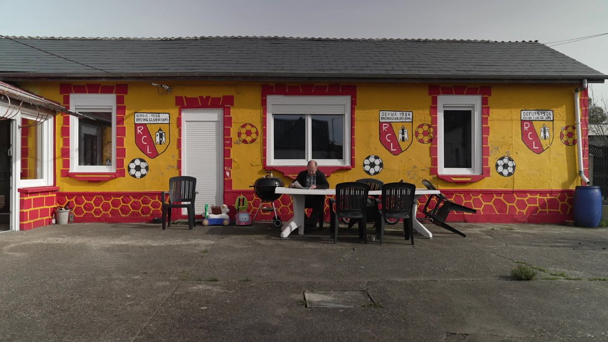 matrapz's tweet photo. 📺 Emission spéciale #RCLens ce soir 23h sur @F3nord ou en replay
😲 Maison, couteaux, éclairs : tout se décline en Sang et Or !
⚽️ Amateurs de maillots, une collection à découvrir
📽️ @chrislepineF3 @OphelieMasure @ArnaudMoreauftv https://t.co/fy4RKICx89