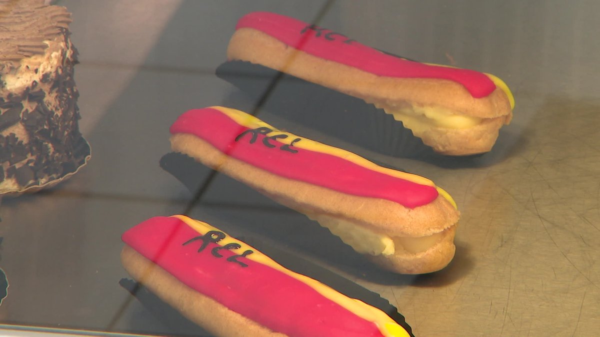 matrapz's tweet photo. 📺 Emission spéciale #RCLens ce soir 23h sur @F3nord ou en replay
😲 Maison, couteaux, éclairs : tout se décline en Sang et Or !
⚽️ Amateurs de maillots, une collection à découvrir
📽️ @chrislepineF3 @OphelieMasure @ArnaudMoreauftv https://t.co/fy4RKICx89