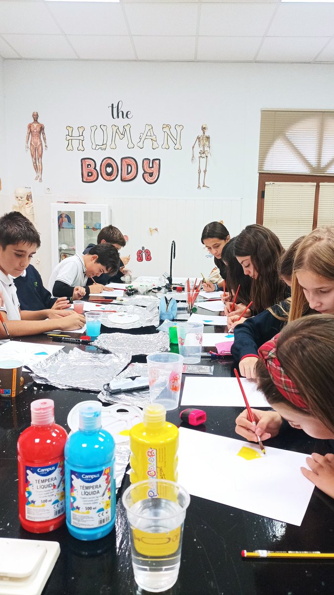 ¡La creatividad está en pleno auge en nuestro aula! 🎨¿Cuál es tu combinación de colores favorita? 💚
El color influye en nuestras vidas. 
 #ArteEnAccion
#ColoresMágicos
 #artsandcrafts