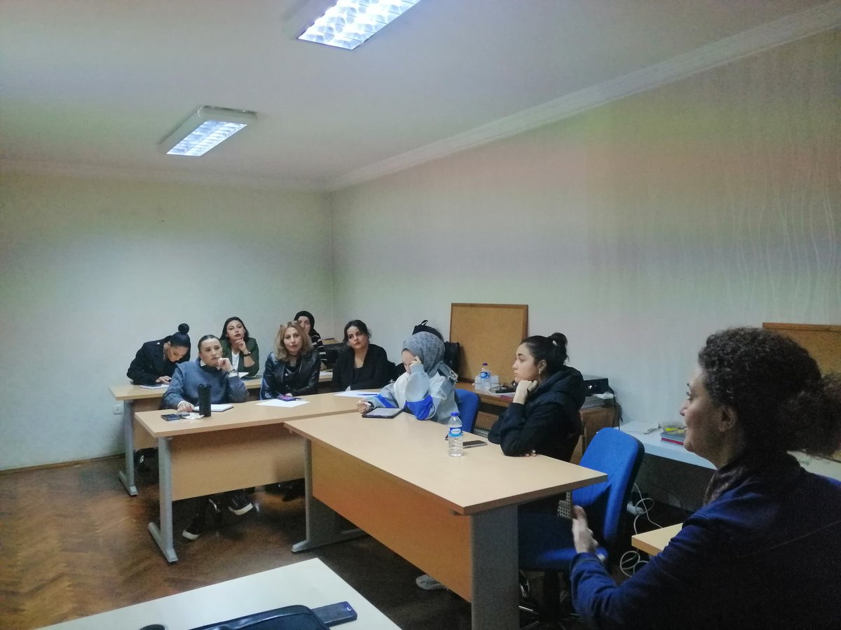 Ankara Hacı Bayram Veli Üniversitesi Sanat ve Tasarım Fakültesi Moda Tasarımı Programı Öğretim Üyesi Prof. Dr. Birsen Çileroğlu tarafından sunulan Moda Perakendeciliğinde Satış Danışmanı Güncellenme Eğitimi dersimiz, alanında uzman ve ilgili katılımcılarla gerçekleştirildi.