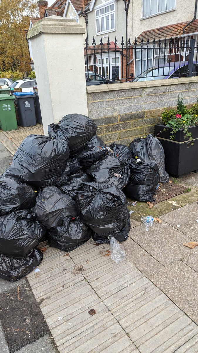 Lucy_Ware's tweet photo. @ContactKingston Thank you, to confirm, it is still there https://t.co/ExW48bERa2
