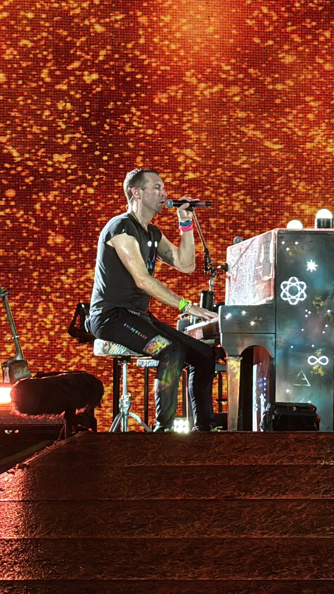 OfficialJoannaJ's tweet photo. What an absolutely magical night with @coldplay ✨

This was my view and it was nothing but perfect. Worth all the queues 😋

#ColdplayinKL https://t.co/gJhEL7DjVd