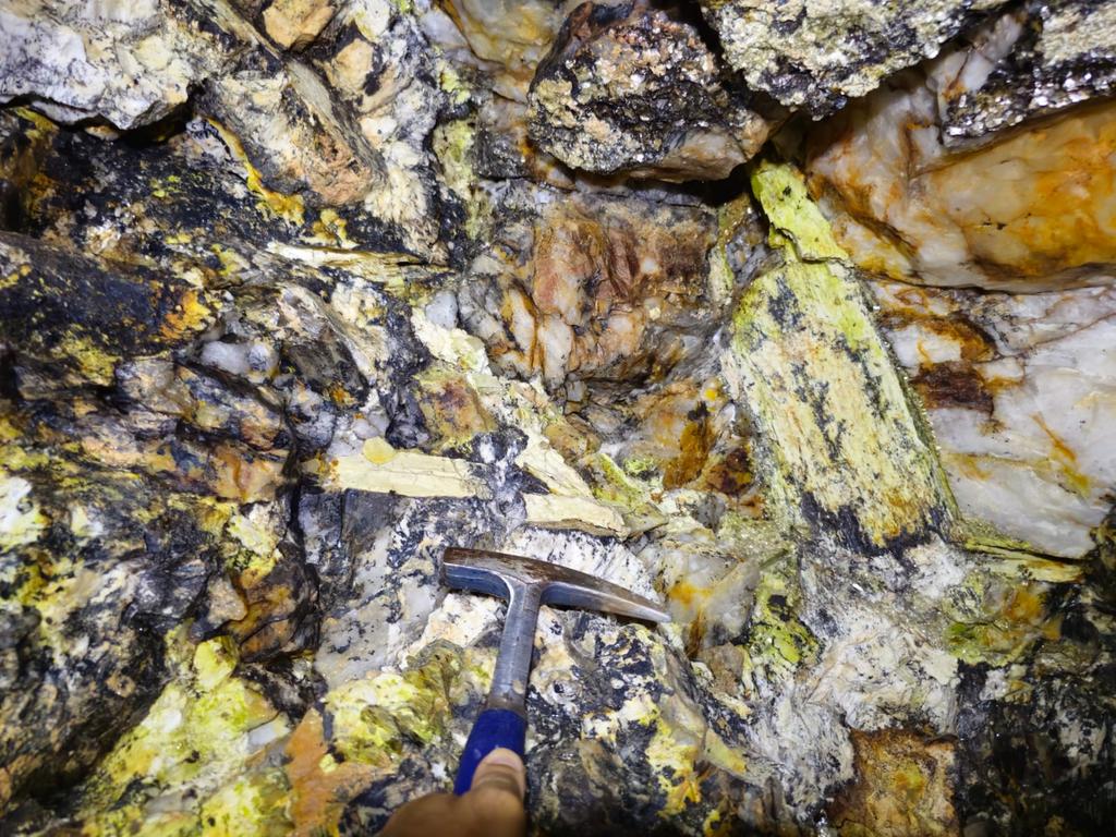 Happy day to return to site at <a href="/luna_lithium/">Luna Lithium</a> project in 🇧🇷 

More spodumene discovered on project