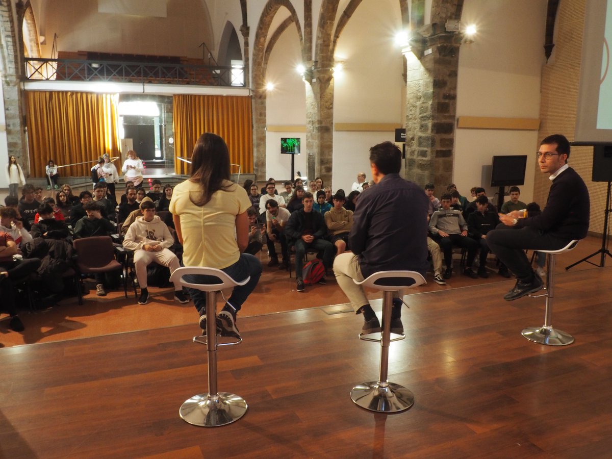 RadioSeu's tweet photo. #EnImatges La Sala de Sant Domènec de #laSeu acull l'esdeveniment #BeFuture que té com a objectiu transmetre al públic experiències tecnològiques úniques que s'han presentat al @MWCapital. https://t.co/W8j6h5hVAd @ajlaseu https://t.co/ZH1bBxzvTF