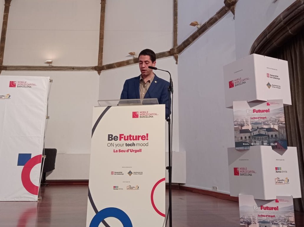 RadioSeu's tweet photo. #EnImatges La Sala de Sant Domènec de #laSeu acull l'esdeveniment #BeFuture que té com a objectiu transmetre al públic experiències tecnològiques úniques que s'han presentat al @MWCapital. https://t.co/W8j6h5hVAd @ajlaseu https://t.co/ZH1bBxzvTF