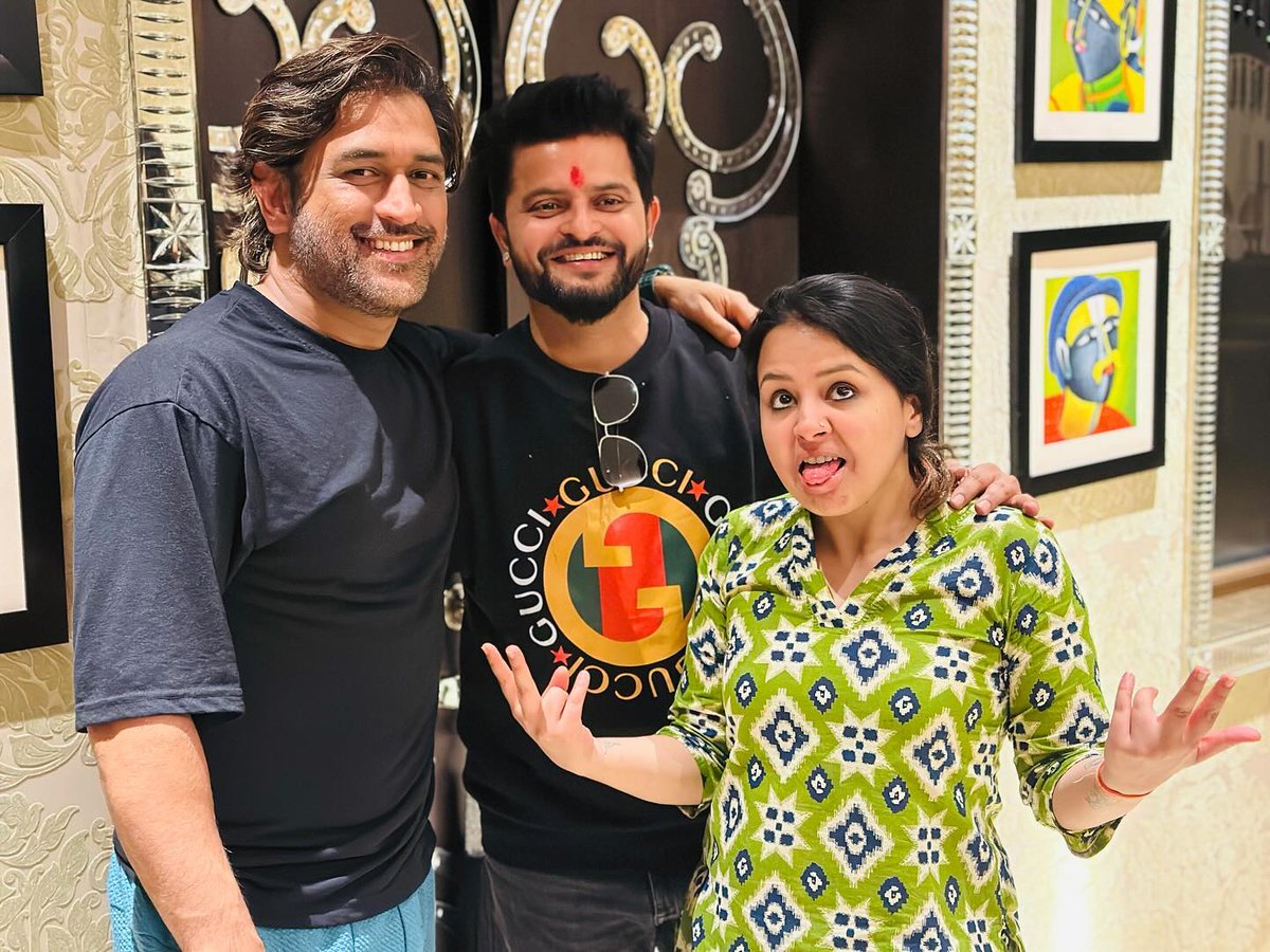 Raina_Barani's tweet photo. These Pics Has My Heart , Soul & Everything 😅😇💛
#RainaDhoni #BrothersForLife @ChennaiIPL #37 https://t.co/PaNOItPKfy