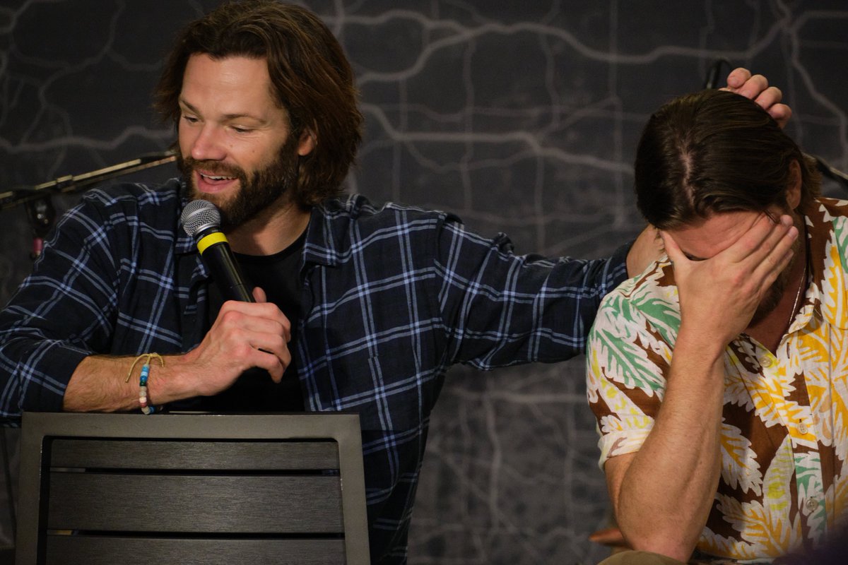 I realized that I actually had a picture of this moment. When I saw it live, I thought I was imagining things bc why would Jared do that?! 😂
