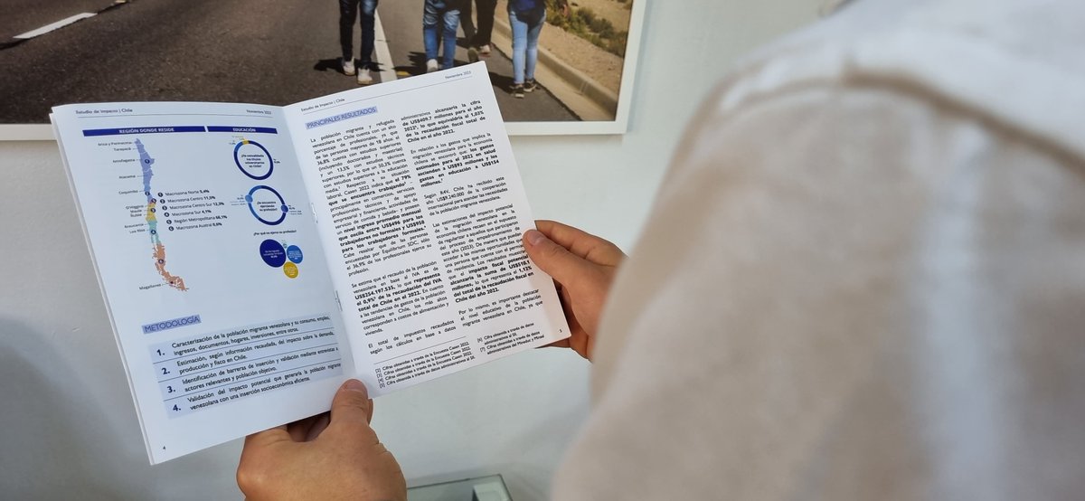 ¿Sabes que la población venezolana en 🇨🇱 contribuyó con el 1,03 % del total de ingresos fiscales recaudados en 2022? Esto equivale a $409.73 millones de dólares💵💪

Conoce ➕sobre los aportes económicos de esta población en el estudio presentado ayer: tinyurl.com/mwk5tezz