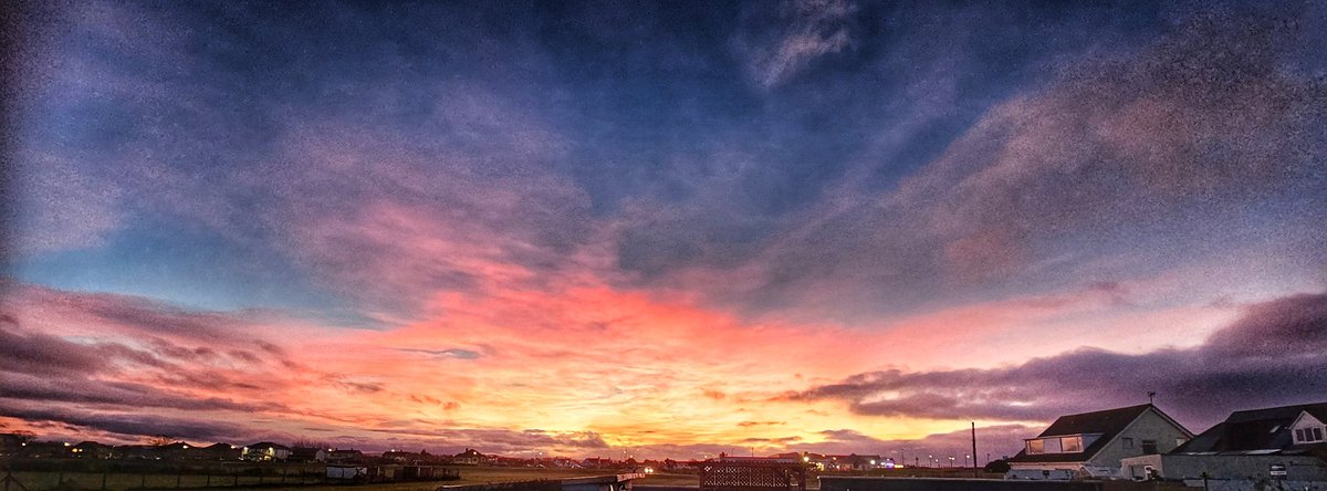 dgee60's tweet photo. Beautiful sky this evening https://t.co/KLOhIZ82m2