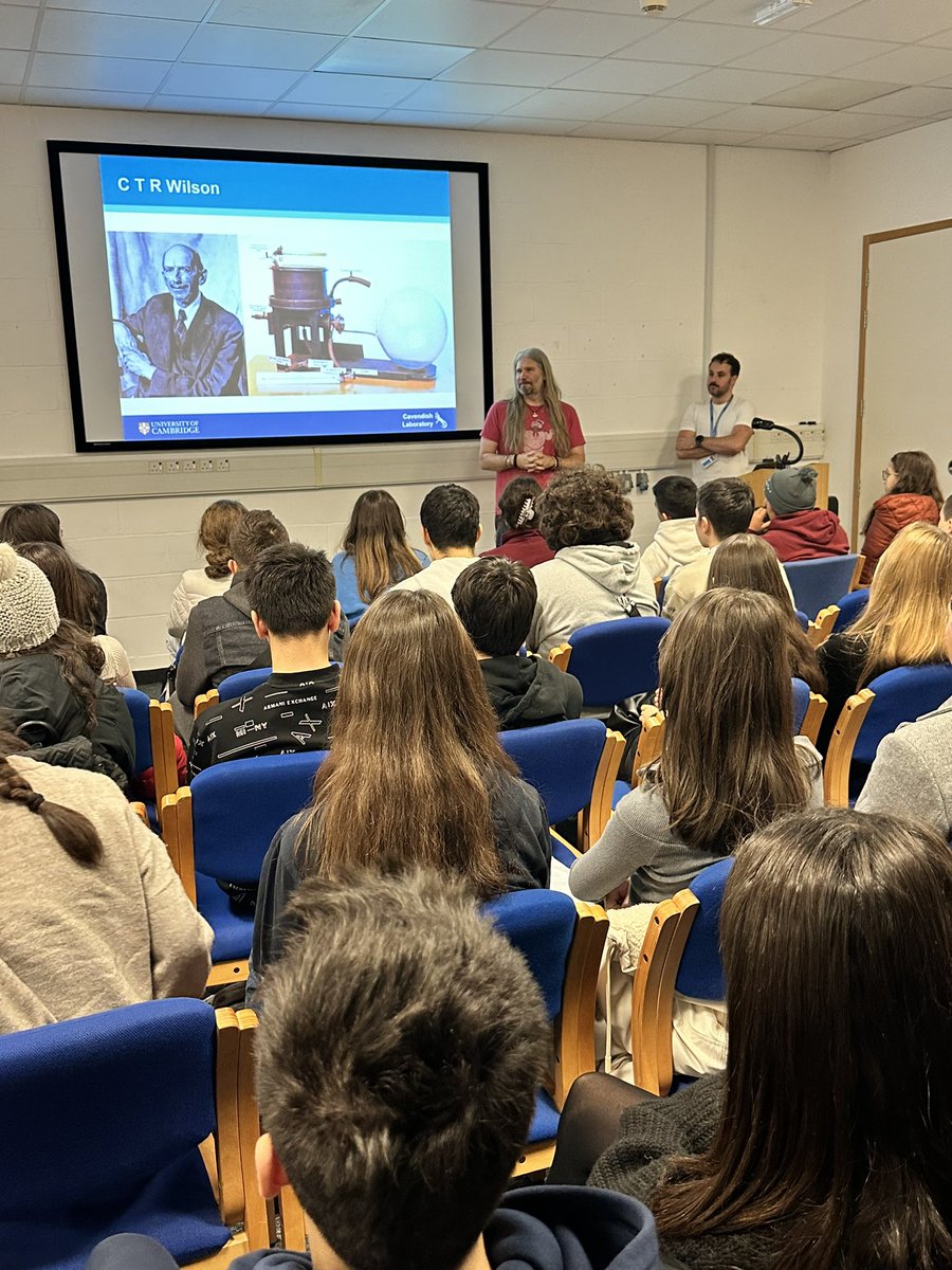 Bugün Cavendish Laboratuvarı’nda Türkiye’den çok değerli konuklarımız vardı. <a href="/Bilfen/">Bilfen Okulları</a> okuluöğrencileriyle buluştuk, konuştuk, deneyler yaptık. Sorularıyla ilgileriyle meraklarıyla geleceğe birer umut hepsi. İyi ki geldiniz! ☺️
#bilim #fizik #gençlik