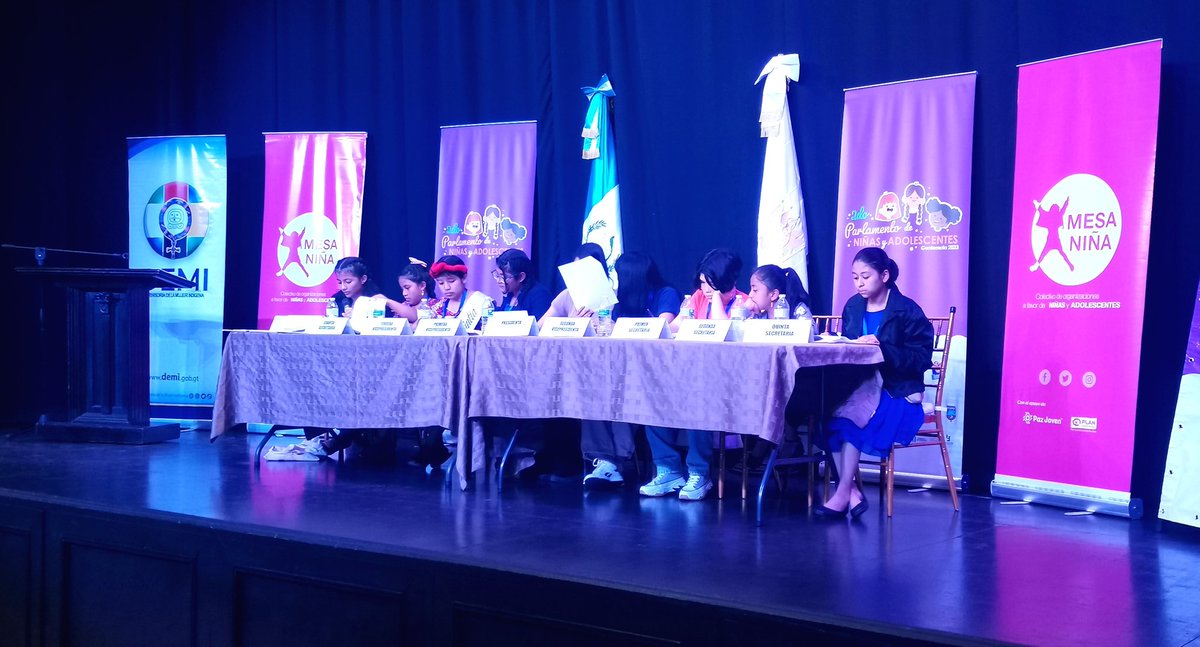 MesaNinaGt's tweet photo. Ahora la Junta Directiva del 2do Parlamento de niñas y adolescentes lee el punto resolutivo que contiene todas las demandas, problemáticas y soluciones de las niñas y  adolescentes de Guatemala #UnidasYPoderosas https://t.co/JyWemVwTLW