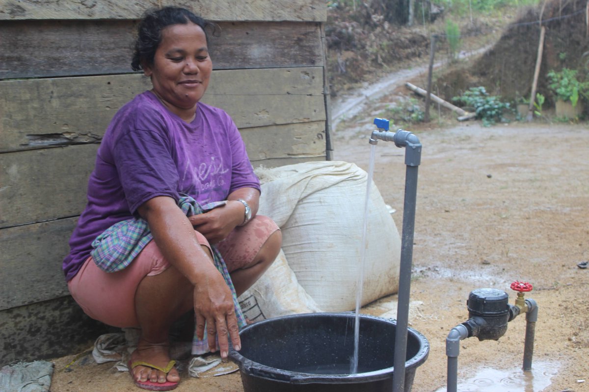 way_mitra's tweet photo. Mrs Nurnian br Simbolon &amp; with other mothers from Lae Itam Community,Indonesia are very happy with safe water program supported by @PDJF_dk&amp; @water_mission,now we no longer need to walk long distances to rivers or other water sources because water can be accessed directly at home https://t.co/JpBPhJxzVs