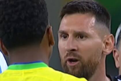 ALPHABREVES's tweet photo. 🚨 Se supo qué le dijo Lionel Messi a Rodrygo durante el tenso cruce en el Maracaná
El encuentro entre la Argentina y Brasil comenzó con un fuerte enfrentamiento entre ambos hinchas; la Policía local reprimió a los visitantes y los jugadores se impusieron para defender a su gente
🚨 Siga @ALPHABREVES