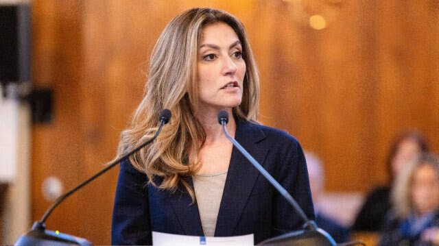 Hollanda'nın yeni başbakanlığına Dersimli bir Kürt olan Dilan Yeşilgöz seçildi. Yandaş, ırkçı ve faşist medya şimdiden ağır hakaret, küfür ve yalanlara başladılar. Kürt Allah 1 dese bu ahlak yoksunları kabul etmezler. Allah belanızı versin.