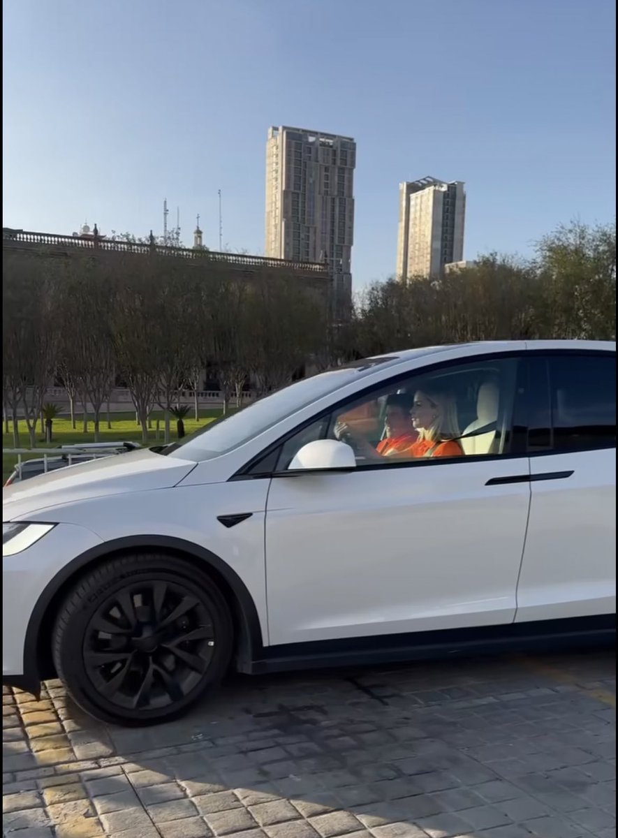 SalimosDelPacto's tweet photo. Ellos: llegaron en una camioneta de más de 2 mdp
Nosotros: esperamos de 2 a 3 horas a que pase un camión del transporte público
Así se vive en donde gobierna “lo nuevo”, lo que no dijeron es que nada más era para ellos https://t.co/DB2Mq5AAFz