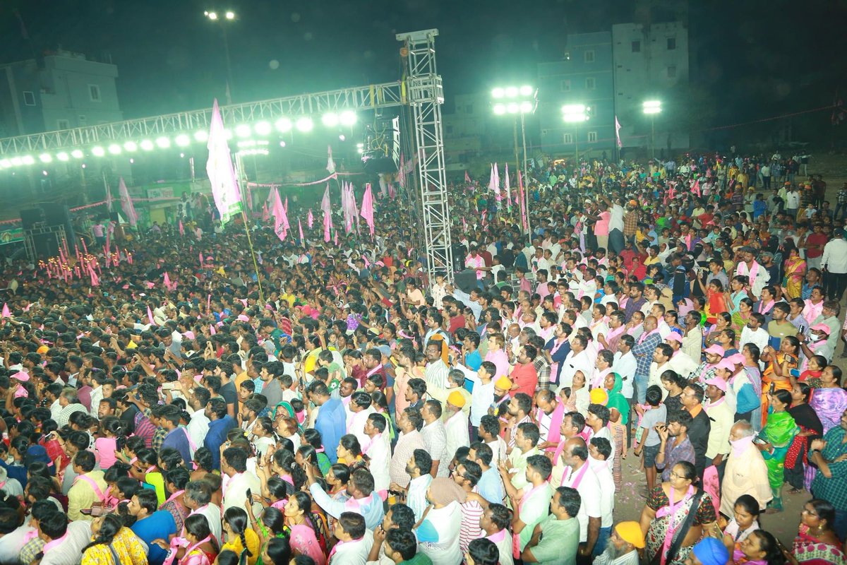 GandhiArekapudi's tweet photo. బీఆర్ఎస్ గౌరవ మంత్రి శ్రీకేటీఆర్ గారి రోడ్ షోలో జై తెలంగాణ నినాదాలతో, గులాబీ జెండాల సందట్లో దద్దరిల్లిన శేరిలింగంపల్లి! భారీ విజయాన్ని గులాబీ దళపతికి బహుకరించడానికి కదం తొక్కిన బీఆర్ఎస్ శ్రేణులు! 1/2 https://t.co/5vlEMBemlO