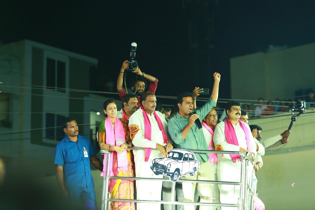 GandhiArekapudi's tweet photo. బీఆర్ఎస్ గౌరవ మంత్రి శ్రీకేటీఆర్ గారి రోడ్ షోలో జై తెలంగాణ నినాదాలతో, గులాబీ జెండాల సందట్లో దద్దరిల్లిన శేరిలింగంపల్లి! భారీ విజయాన్ని గులాబీ దళపతికి బహుకరించడానికి కదం తొక్కిన బీఆర్ఎస్ శ్రేణులు! 1/2 https://t.co/5vlEMBemlO