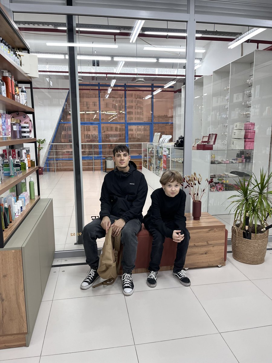 darya__oster's tweet photo. Это я косметику выбирала. На первом фото мы в первом магазине, на втором-в последнем https://t.co/pJIlhhWfYc