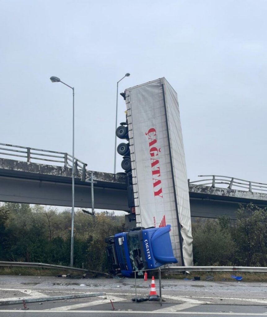 Όταν είναι στα τέσσερα στην άκρη του κρεβατιού 🥴