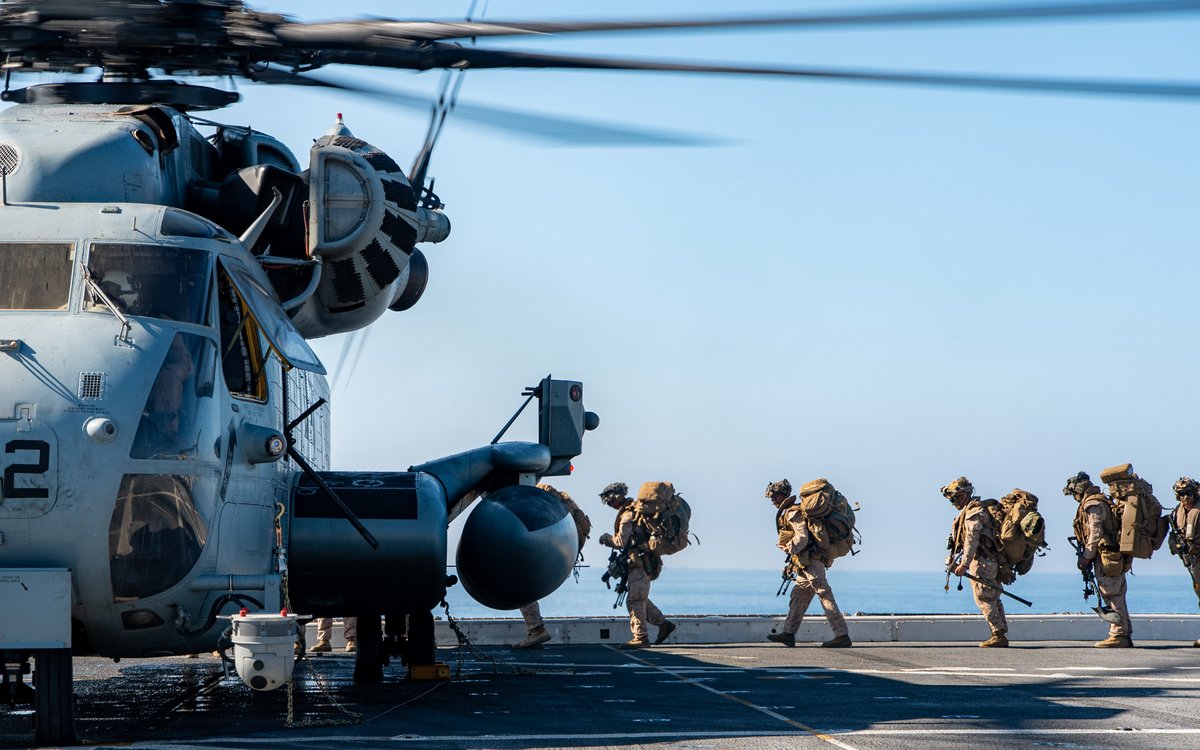 🚁 15th MEU Lifts Off USS Somerset (LPD 25), 🇺🇸 #BlueGreenTeam

Marines assigned to the 15th Marine Expeditionary Unit transport gear on the flight deck during a training exercise aboard USS Somerset (LPD 25) while underway in the Pacific Ocean, Nov. 17, 2023.