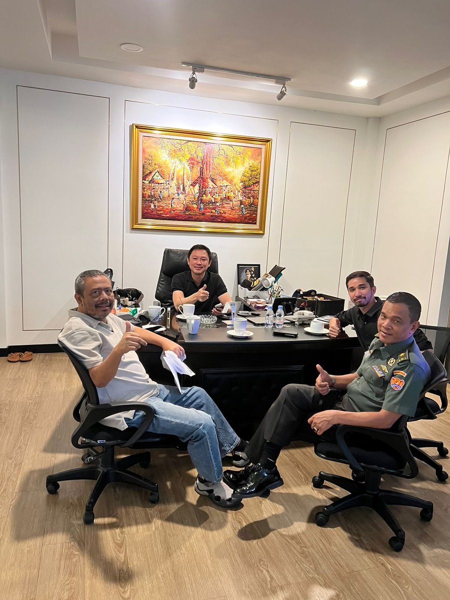 Saya, Azhar, Teuku Bahadi dan Budi Kakalim. Mendiskusikan peluang ekonomi di tahun politik. Politik kadang memecah belah tapi ekonomi seringkali bisa menyatukan.