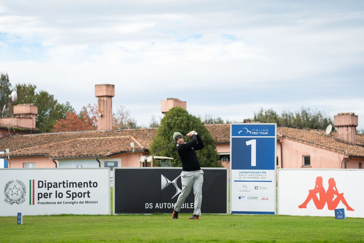 FederGolf's tweet image. 📍 Campionato Nazionale Open

Al termine del primo giro al Golf Nazionale di Sutri c’è un quartetto in testa con -3: 🇮🇹 #DeLeo, #Rota, #Molteni e il dilettante Alessandro #Nardini.

🇮🇹 #Albertoni e #Cianchetti 5/i con -1.

👉 federgolf.it/news/in-primo-…

#ItalianProTour #golf