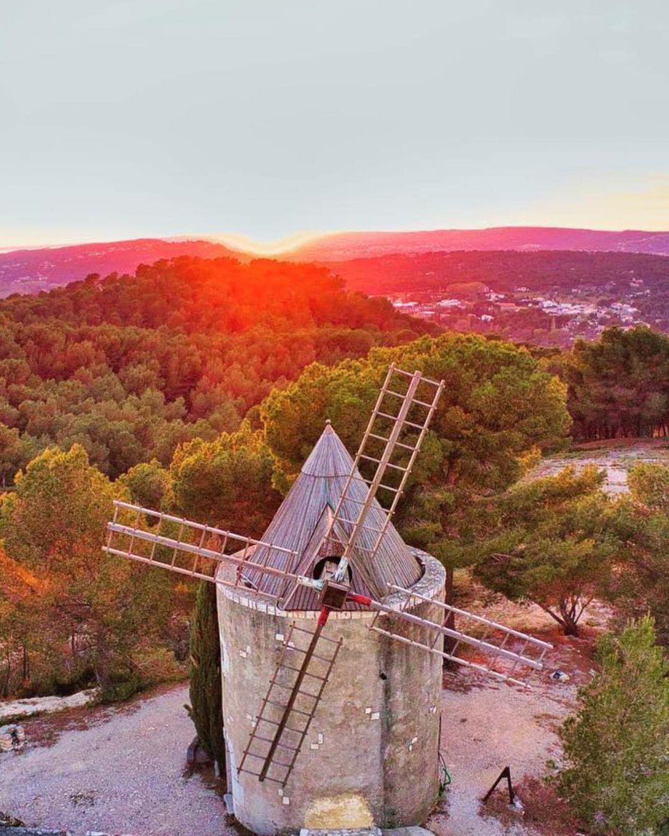 🌄 Le soleil se lève sur le magnifique moulin de Ventabren, qui rayonne de mille feux en ce début de journée. 🌟

🏰 Avec ses ruelles médiévales et son château de la Reine Jeanne, Ventabren est un village typiquement provençal au charme pittoresque  !…