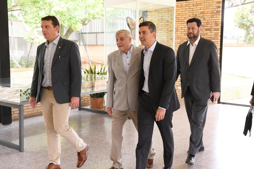 El presidente de Paraguay 🇵🇾 Santiago Peña, recibió en su casa presidencial Mburuvicha Roga, a la Selección Paraguaya de Fútbol de Salón - Futsal para despedirla previo al Mundial de la disciplina que se disputará en Tijuana, México a partir del 28 de noviembre.