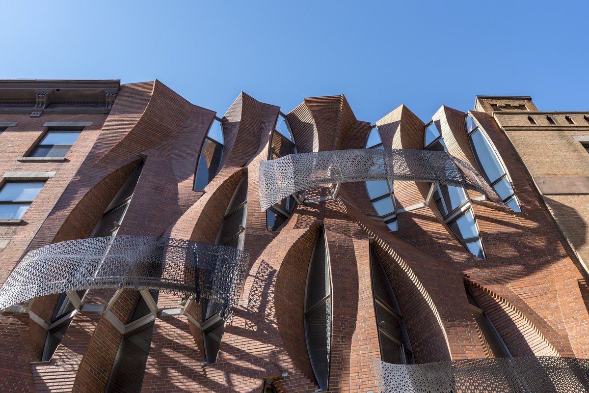 İlk gördüğümde yapay zeka işi zannettim ama gerçekleşmiş bir tuğla cephe yenilemesiymiş. System Architects’in New York’ta tasarladığı bir konut burası. Hesaplamalı tasarım ve geleneksel tekniklerin beraber kullanıldığı bir dönüşüm projesi