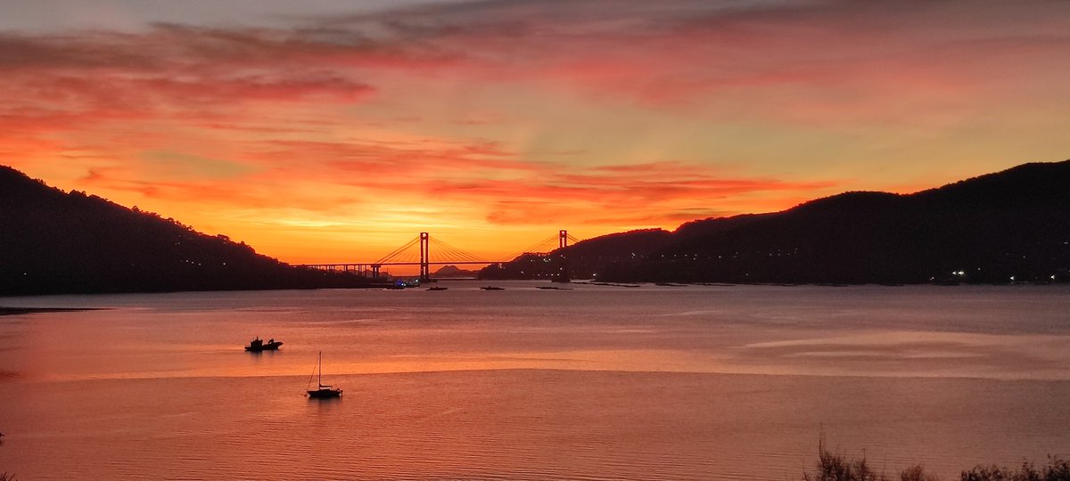 Hoy el atardecer parece un cuadro. #PuentedeRande #Redondela #Vigo #SanAdrian #Domaio #Rande #riadevigo  @OTempoTVG @puestadesolvigo @tiempobrasero @Vigo__e