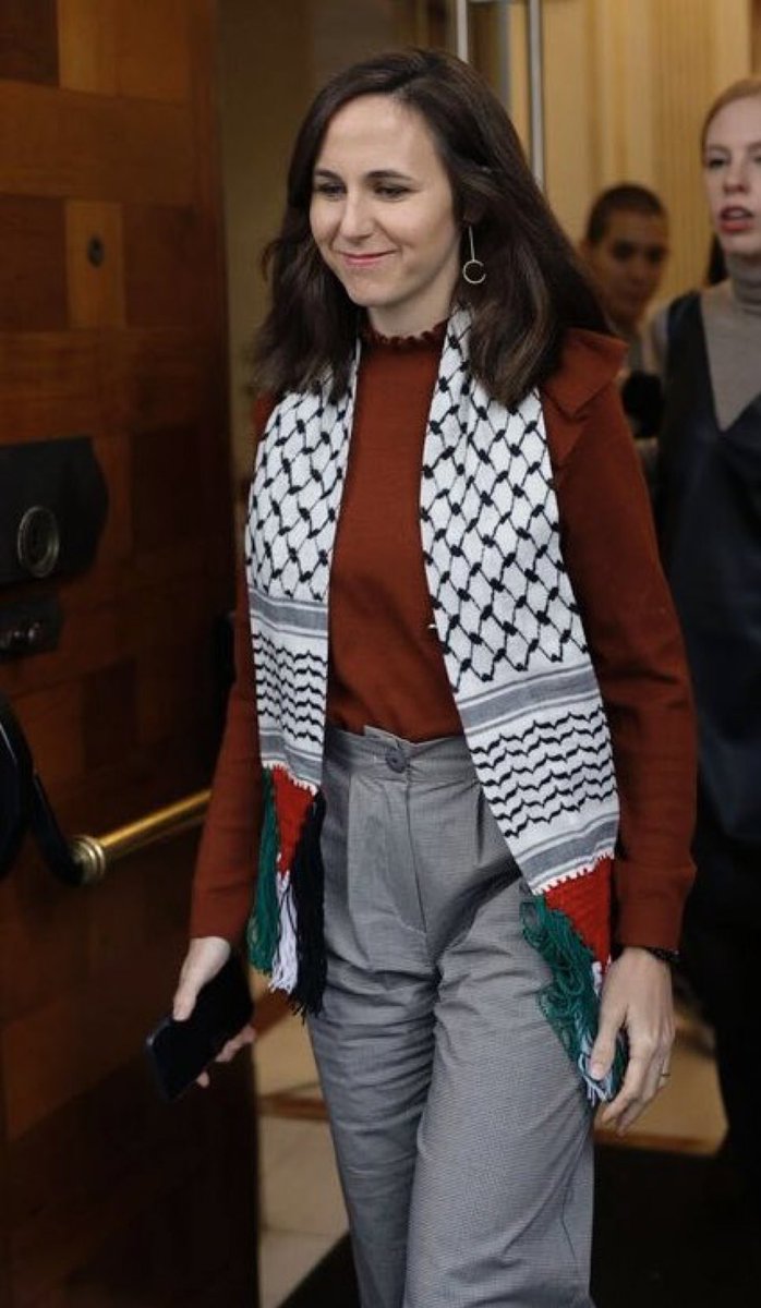 AzzamIzzulhaq's tweet image. Atas pendiriannya yg mulia dan terhormat dalam membela Palestina dan anti Zionis Israel, serta tuntutannya agar Netanyahu ‘dinobatkan’ sebagai penjahat perang, Ione Bilhara diberhentikan dari jabatannya sebagai Menteri Keadilan Sosial di Spanyol.

Dan, ia hadapi pemberhentiannya…