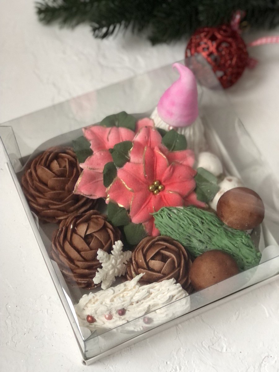 IvannaUlybina's tweet photo. Друзі, моя тітка живе в малесенькому селі на 90 людей і там дуже погано з роботою. Але вона навчилась робити такі красивезні зефіри і шоколадні фігурки, які ви можете замовити доставкою новою поштою і порадувати себе чи близьких та підтримати її. Все зроблено із домашніх фруктів! https://t.co/iIpvaYEt0g