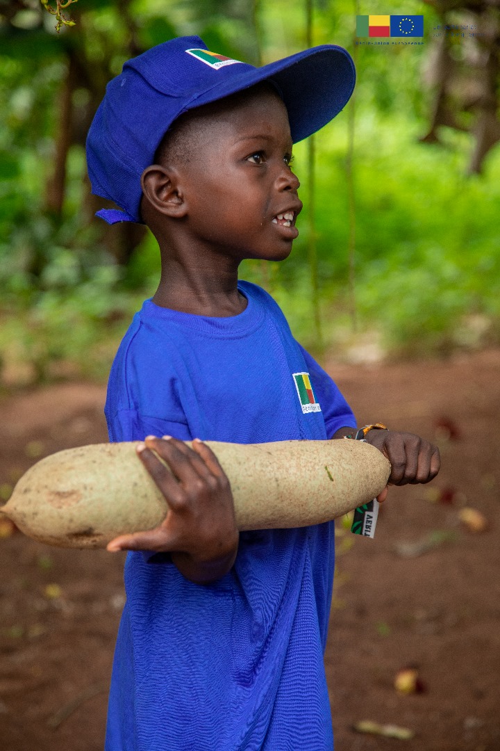 UEauBenin's tweet photo. Journées de la Diplomatie Climatique au #Bénin🇧🇯. En prélude à la #COP28, @UEauBenin 🇪🇺 et #TAMAEE sensibilisent les enfants autour du principe de l’économie verte, la gestion des déchets et les implications du changement climatique.
#PlusFortsEnsemble
#actionclimatique https://t.co/hLk45sik0N