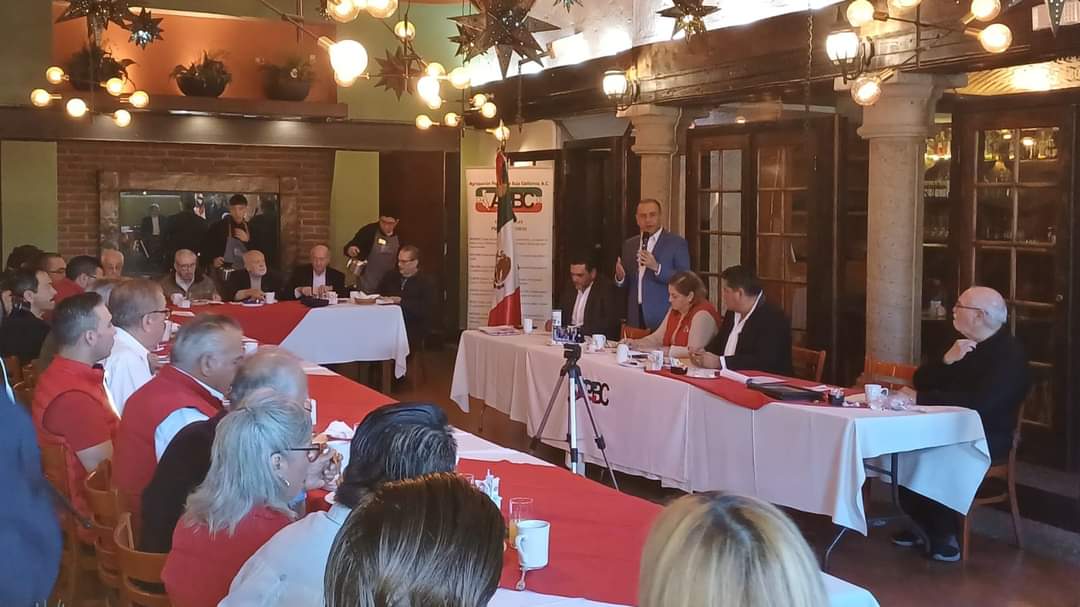 MarioOsunaPAN's tweet photo. Saludos hoy desde la APBC (Agrupación Política de Baja California A.C) con los presidentes estatales del PRI y el PRD, hablando del Frente Mmplio por México y el proyecto de nación que construimos de la mano de nuestra pre candidata Xochitl Gálvez.
#CambiemosElRumbo 
#SiHayDeOtra https://t.co/S1dx08RgSS