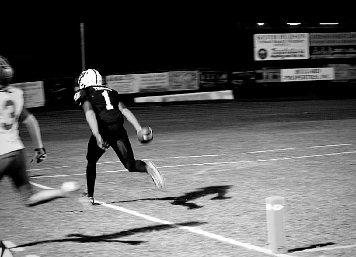 Senior SZN Highlights‼️🔔
1,300 Rushing Yards/143 Carries 
25 Touchdowns 
KR/PR Yards 664
Rushing Yards Per Game/120

hudl.com/v/2Lrc0L