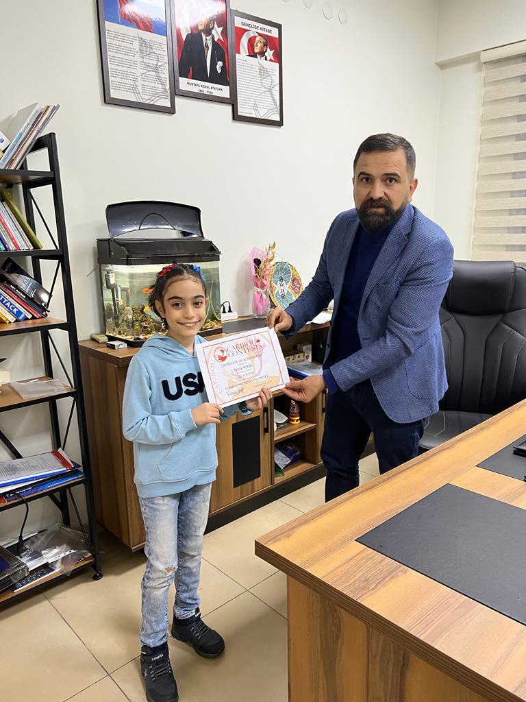 KayapinarBILSEM's tweet image. CARIBOU MATEMATİK yarışmasında  dünya birincisi olan öğrencimiz Yezda AYKOL'u tebrik eder, başarılarının devamını dileriz.
@Kayahansubasi @IslamDeviren @kayapinarmem