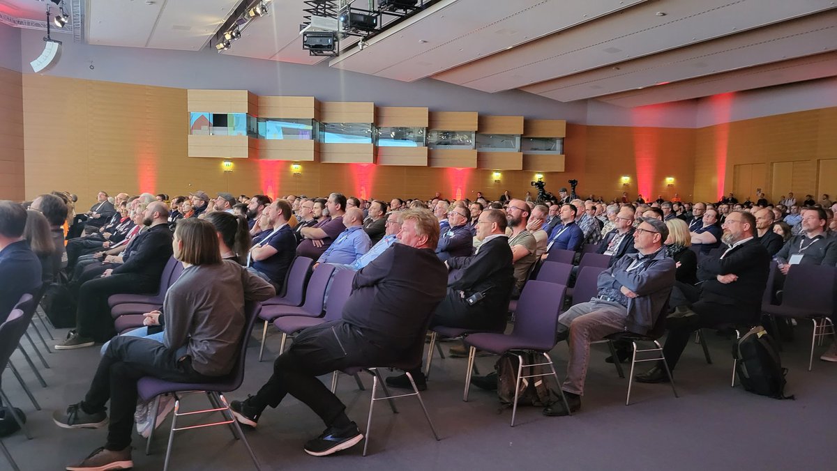 Keynote "Big Dadaismus: Mit gesundem Menschenverstand durch die Digitalisierung" von Diplomphysiker und Kabarettist Vince Ebert auf der #DOAG2023 sorgt für nen vollen Raum und viele Lacher 😀