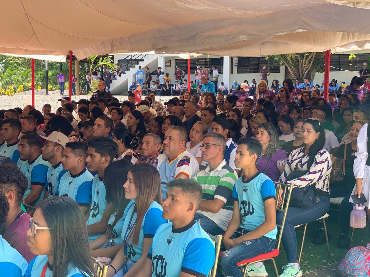 #EnVivo🔴 Desde el Decanato de Investigaciones de la Unerg, en San Juan de los Morros, el Gobernador <a href="/josemvasquez/">José Vásquez</a> realiza una transmisión especial con motivo al día del estudiante universitario, en dónde ofrecerá importantes anuncios para la población estudiantil.

#Guárico