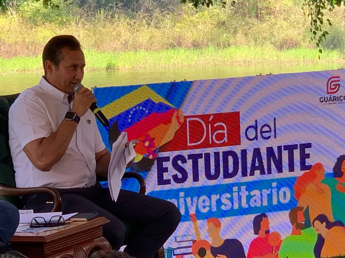 #EnVivo🔴 Con el objetivo de optimizar el transporte universitario, el líder regional <a href="/josemvasquez/">José Vásquez</a> hizo entrega de los primeros 6 buses rehabilitados. 

#Guárico
#MiTierraNoSeNegocia
#GuáricoProgresa