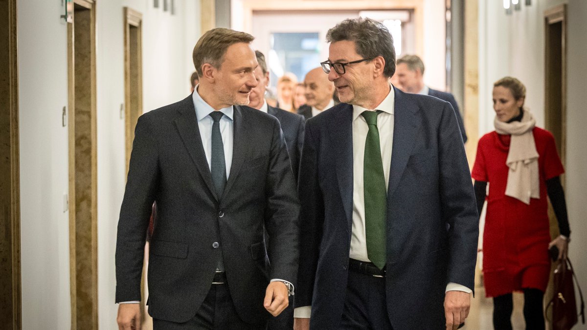 Minister @c_lindner traf sich am Rande der heutigen 🇮🇹 🇩🇪 Regierungskonsultationen mit seinem Amtskollegen Giancarlo Giorgetti @MEF_GOV. Sie sprachen u.a. über die Reform der EU-#Fiskalregeln und die bevorstehende #G7-Präsidentschaft Italiens.