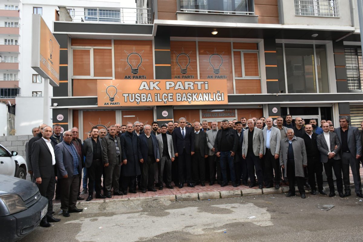 vanaktusba's tweet photo. 31 Mart 2024 Mahalli İdareler Seçimlerinde, Tuşba Belediye Başkan Aday Adaylığı için başvuruda bulunan Süleyman Oflas ve beraberindekiler, 
Başkanlığımızı ziyaret ettiler.

Ak Parti’mize, İlçemize ve kadirşinaz halkımıza hayırlı olsun.

@erdalbaran65 @emreguray65 @Burhan_Kayaturk https://t.co/7VhrdBGVX6