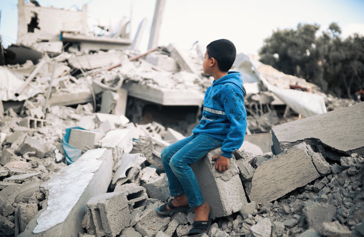 soschildrenuk's tweet photo. The war in Gaza and Israel continues to take an unimaginable toll. We’re doing all we can to support innocent people caught up in the conflict. And we continue to call for an immediate ceasefire and an and to the violence against children. Read more: https://t.co/TPg79Lmfki https://t.co/JqzhplJgCv