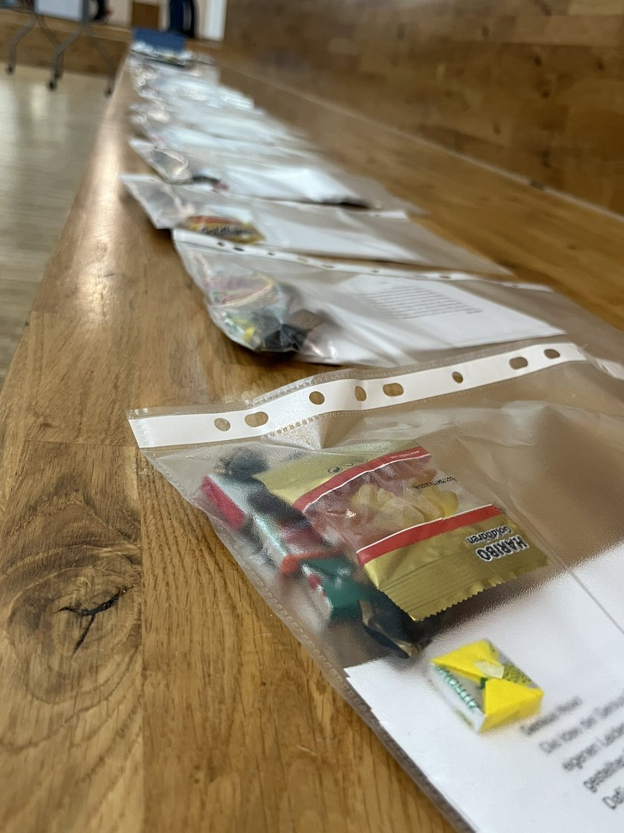 Jan Vedder (@vedducation) on Twitter photo Ich liebe diese Aufbruchstimmung in der Zukunftswerkstatt. Heute mit 90 motivierten Lehrer*innen Phantasie- und Findungsphase mit 25/10 Sourcing, Walk & Talk, Spiral Journal und 7 Whys.
Und <a href="/STUDYPOINTteach/">STUDYPOINT teacher</a> war auch mal wieder am Start 💪.
#schuleimwandel #twlz Ich liebe diese Aufbruchstimmung in der Zukunftswerkstatt. Heute mit 90 motivierten Lehrer*innen Phantasie- und Findungsphase mit 25/10 Sourcing, Walk & Talk, Spiral Journal und 7 Whys.
Und <a href="/STUDYPOINTteach/">STUDYPOINT teacher</a> war auch mal wieder am Start 💪.
#schuleimwandel #twlz