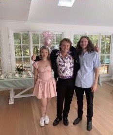 5SOST0URUPDATES's tweet photo. Ashton with his siblings recently! https://t.co/kr7IhthQmr