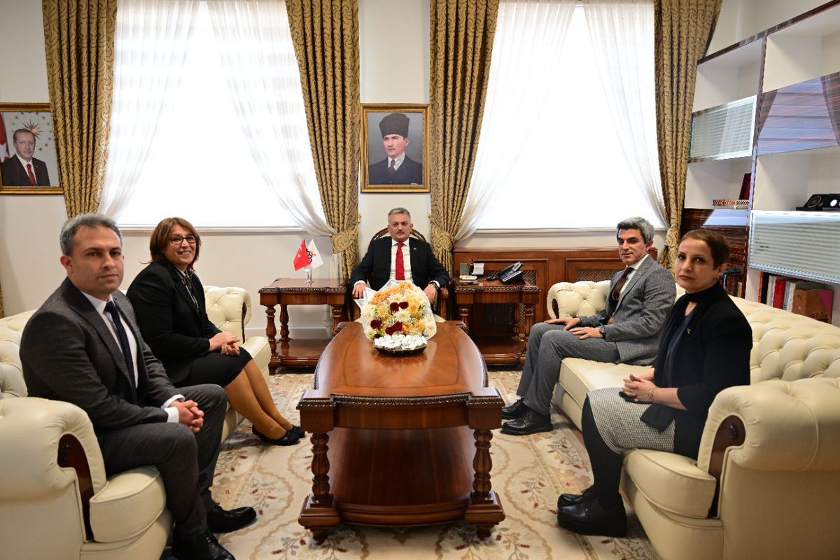 suryalsaribas36's tweet photo. 24 Kasım Öğretmenler günü haftası münasebetiyle Valimiz Sayın Ersin YAZICI'yı Makamlarında ziyaret ettik
#MALATYA24KASIM
@tcmeb @ersinyazici1 @MalatyaMem https://t.co/qrQiXw3A9X