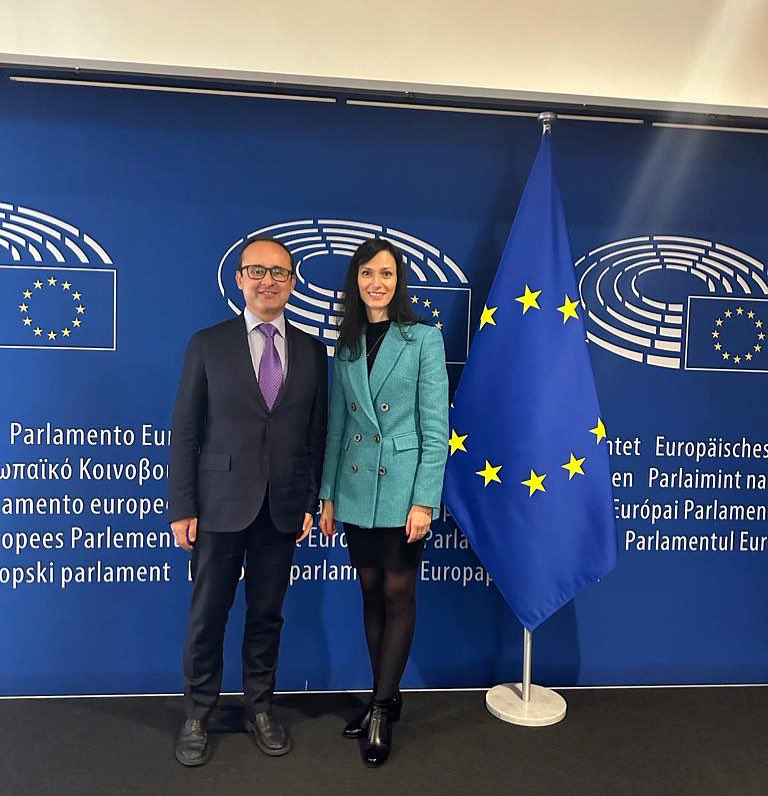 With the Deputy Prime Minister and Minister of Foreign Affairs of BG, @GabrielMariya,a fighter for supporting innovation,but also for increasing the involvement of CEECs in EU research programs.We have discussed the situation in the region,but also the access of RO&BG to Schengen