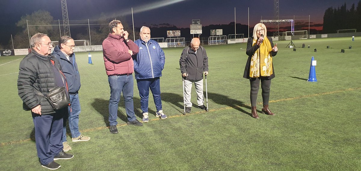 AjOlerdola's tweet photo. ⚽️Gran festa de presentació del Base Olèrdola!
Les famílies omplen la graderia del camp Els Pins per seguir la presentació dels 12 equips que té aquesta temporada el club https://t.co/zEelLftJ8C