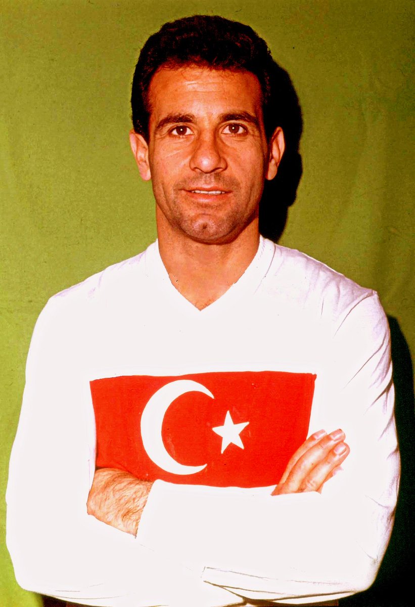 XilourisEfe's tweet photo. kendi başına cigarasını, rakısını içti.. kimseyi dolandırmadan, kimseye zorbalık yapmadan, deniz gezmiş gibi bu memleketi çok sevenlerin yanında durarak bir hayat yaşayıp, bir sabah boğaz köprüsünde ölüverdi. dengin yok be senin... https://t.co/QnTcU43Xm7